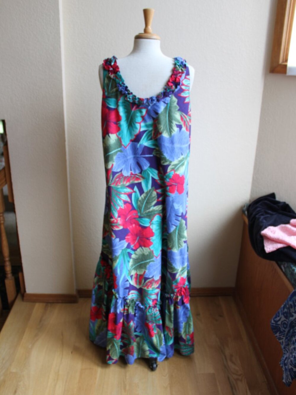 Vintage 1980's Hilo Hattie 100% cotton Long Sleeveless Mumu Hawaiian Dress Large - Picture 2 of 4